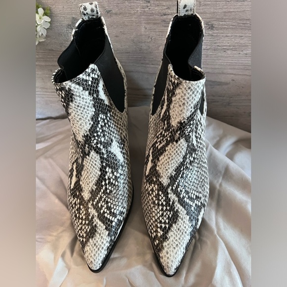 Blondo Noa Waterproof White/Grey Snake Embossed Leather Bootie Size 8 Like New - Picture 9 of 14